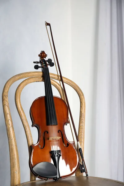 Violino Classico Fiocco Sulla Sedia Vicino Alla Parete Luminosa — Foto Stock