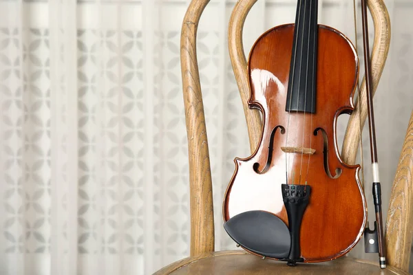 Klassische Geige Und Bogen Auf Stuhl Drinnen Raum Für Text — Stockfoto