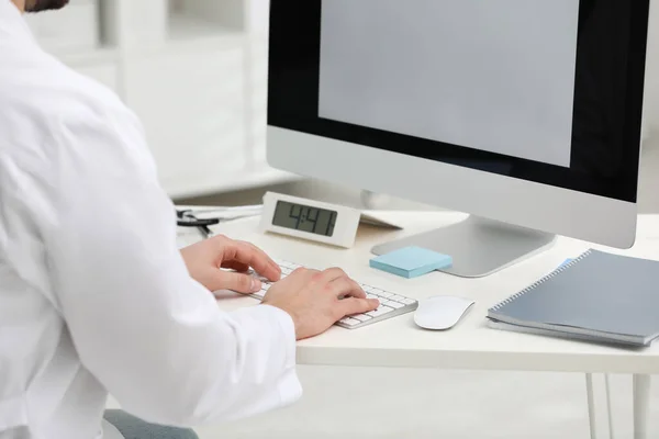 Doutor Trabalhando Com Computador Mesa Escritório Close — Fotografia de Stock