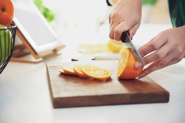 Mujer Cocinando Mesa Cocina Primer Plano — Foto de Stock