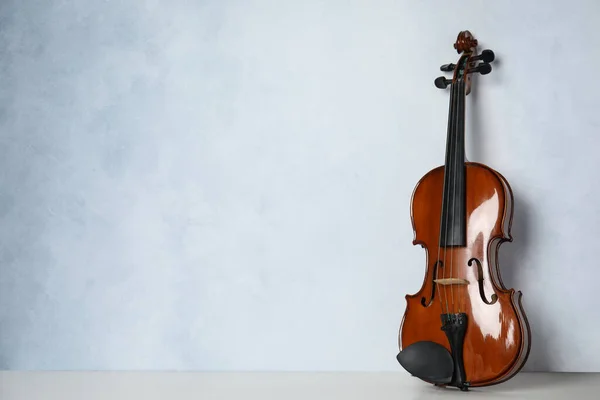 Bellissimo Violino Sul Tavolo Vicino Alla Parete Azzurra Spazio Testo — Foto Stock