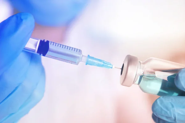 Arts Vult Spuit Met Medicijnen Close Vaccinatie Immunisatie — Stockfoto