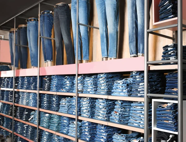 Collection Jeans Modernes Exposés Dans Boutique — Photo