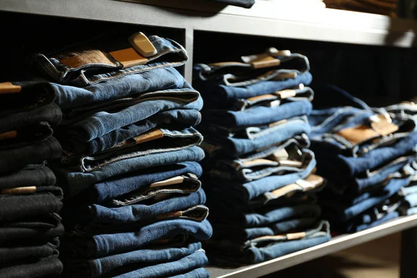 Collection Jeans Élégants Sur Étagère Dans Boutique — Photo