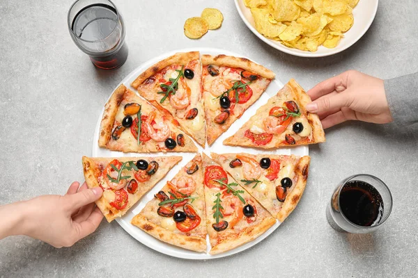 Mensen Nemen Plakjes Lekkere Pizza Met Zeevruchten Aan Lichtgrijze Tafel — Stockfoto