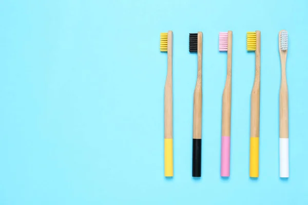 Cepillos Dientes Sobre Fondo Azul Claro Posición Plana Espacio Para —  Fotos de Stock