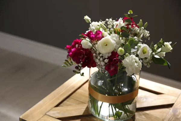 Vacker Solbelyst Bukett Med Våren Freesia Blommor Inomhus Plats För — Stockfoto