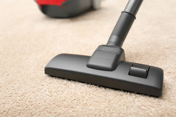 用真空吸尘器在室内清除地毯上的污垢 — 图库照片
