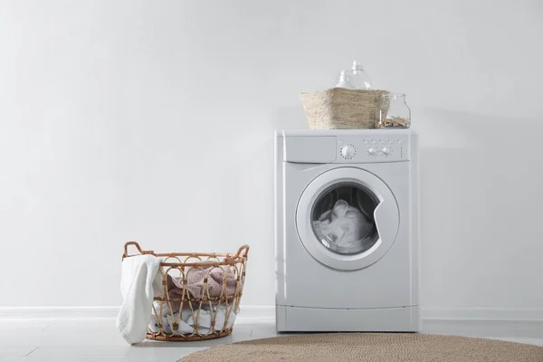 Modern Tvättmaskin Och Tvättkorgar Nära Vit Vägg Inomhus Badrumsinteriör — Stockfoto