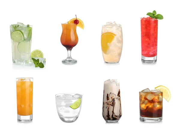 Set Diversi Deliziosi Cocktail Con Cubetti Ghiaccio Sfondo Bianco — Foto Stock