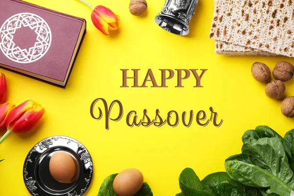 Plochá Kompozice Symbolickými Prvky Pesach Passover Seder Žlutém Pozadí — Stock fotografie