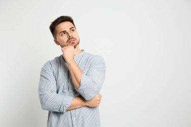 Hafif arka planda dalgın bir adam, mesaj için yer var. Sorulara cevap vermeyi düşünüyorum.