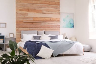 Büyük, rahat bir yatağı olan şık bir oda.