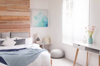 Modern oda içinde yastıkları olan rahat bir yatak.