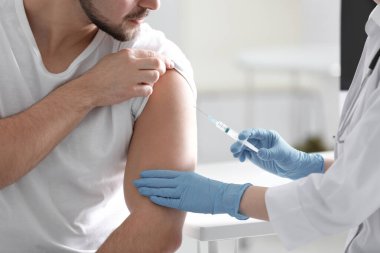 Hastanedeki hastaya iğne yapan doktor, yakın çekim. Aşılama kavramı