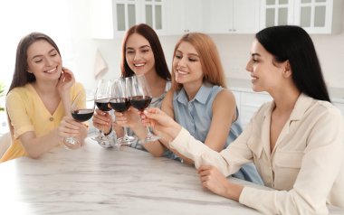 Mutfakta kadeh tokuşturan güzel genç bayanlar. Kadınlar Günü