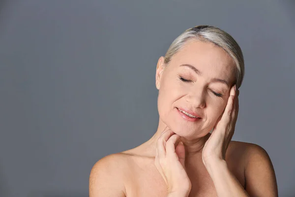 Retrato Una Hermosa Mujer Madura Sobre Fondo Gris Espacio Para —  Fotos de Stock