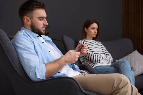 Junger Mann Zieht Smartphone Seiner Freundin Hause Vor Beziehungsprobleme — Stockfoto