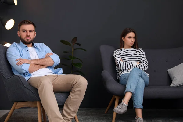 Casal Infeliz Com Problemas Relacionamento Casa — Fotografia de Stock