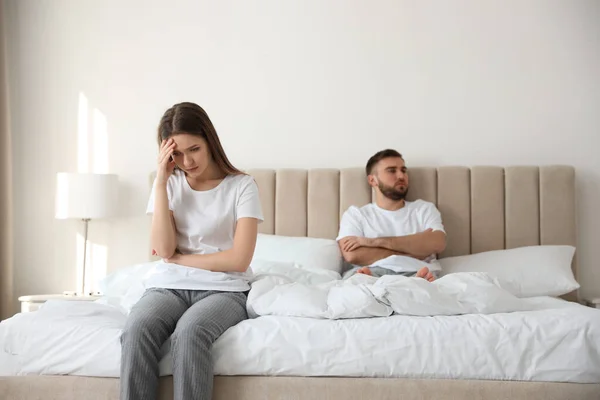 Casal Infeliz Com Problemas Relacionamento Cama Casa — Fotografia de Stock