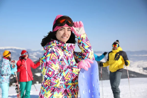 滑雪胜地有滑雪板的年轻女子 — 图库照片