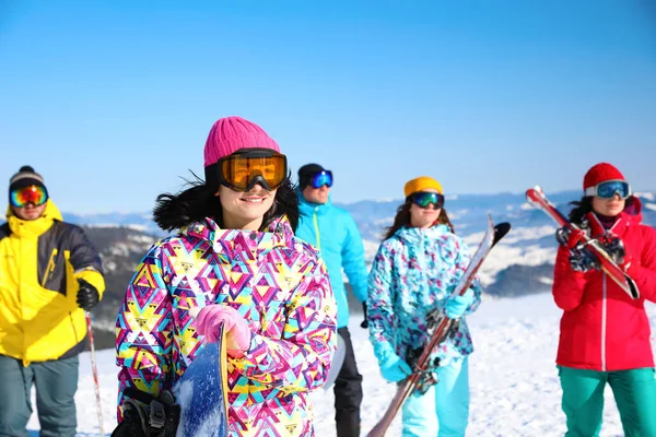 Mujer Joven Con Snowboard Estación Esquí Vacaciones Invierno —  Fotos de Stock