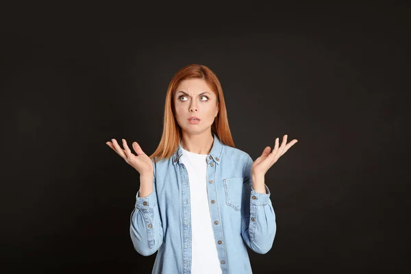 Emotionale Frau Auf Schwarzem Hintergrund Über Antwort Auf Frage Nachdenken — Stockfoto