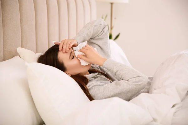 Άρρωστη Νεαρή Γυναίκα Στο Κρεβάτι Στο Σπίτι Ιός Γρίπης — Φωτογραφία Αρχείου
