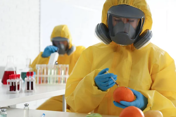 Kémiai Védőruhás Tudós Narancssárga Injekciót Laboratóriumban Szövegnek Helyet — Stock Fotó