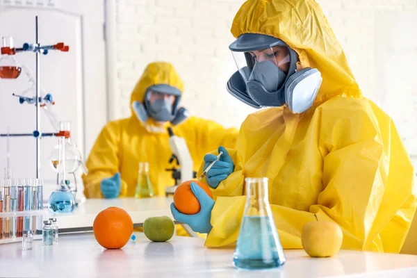 Wetenschapper Chemisch Beschermend Pak Injecteert Oranje Laboratorium — Stockfoto
