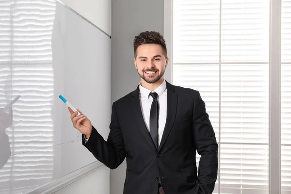 Επαγγελματίας Εκπαιδευτής Επιχειρήσεων Κοντά Whiteboard Στο Γραφείο — Φωτογραφία Αρχείου