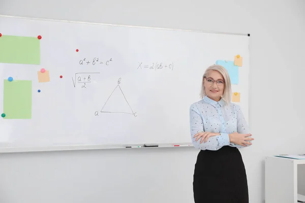 Volwassen Leraar Buurt Van Whiteboard Moderne Klas Ruimte Voor Tekst — Stockfoto