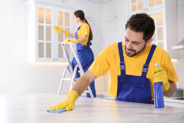 Profissional Jovem Zelador Mesa Limpeza Cozinha — Fotografia de Stock