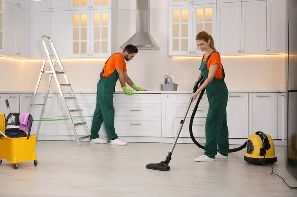 Equipo Conserjes Profesionales Limpiando Cocina Moderna — Foto de Stock