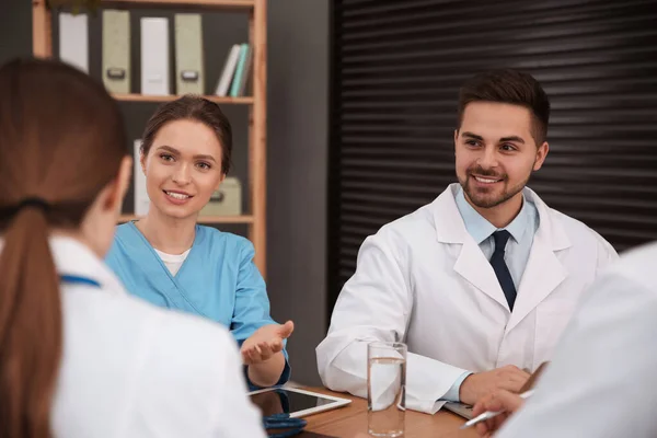 Équipe Médecins Professionnels Ayant Une Réunion Bureau — Photo