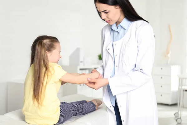 Ortopedista Profesional Examinando Brazo Del Pequeño Paciente Clínica — Foto de Stock