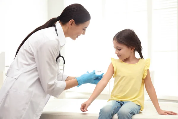 Doctor Vaccinating Little Child Modern Clinic — Stock Photo, Image