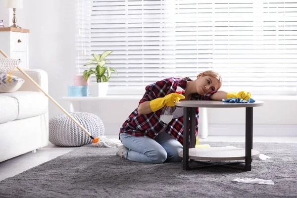 Una Joven Perezosa Limpiando Mesa Casa Limpieza Tareas Domésticas — Foto de Stock