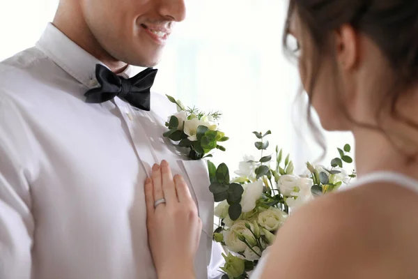 Gelukkig Pasgetrouwd Paar Dansen Samen Binnen Close — Stockfoto