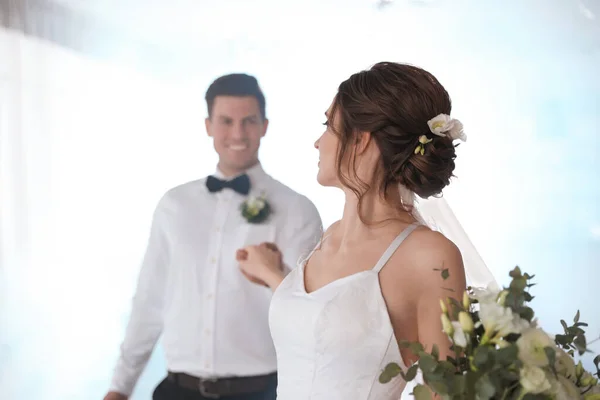 Mutlu Yeni Evli Çift Şenlik Salonunda Dans Ediyor — Stok fotoğraf