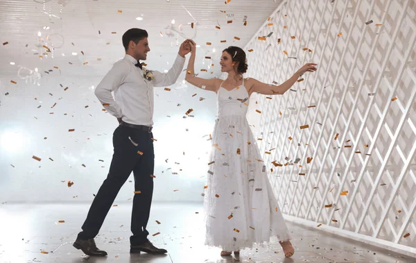 Feliz Pareja Recién Casada Bailando Juntos Salón Festivo — Foto de Stock