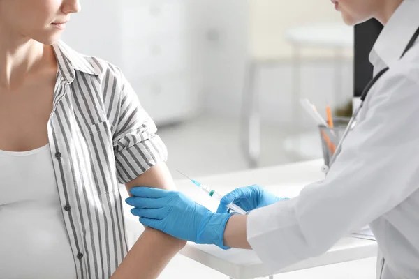 Médico Que Injeção Mulher Grávida Hospital Close Conceito Vacinação — Fotografia de Stock
