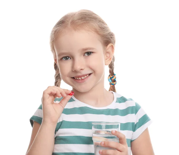 Κοριτσάκι Βιταμίνη Χάπι Και Ένα Ποτήρι Νερό Λευκό Φόντο — Φωτογραφία Αρχείου