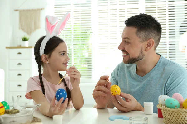 Lycklig Dotter Med Kaninöron Pannband Och Hennes Far Målar Påskägg — Stockfoto