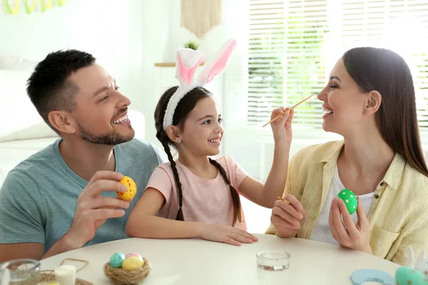 Mutlu Baba Anne Kız Içeride Paskalya Yumurtası Çizerken Eğleniyorlar — Stok fotoğraf