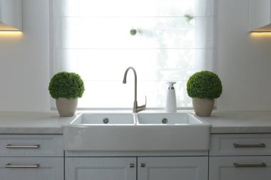 Modern çift kase mutfak penceresinin yanında.