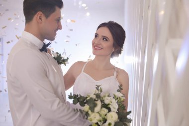 Mutlu yeni evli çift şenlik salonunda dans ediyor.