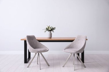 İçi masa ve sandalyelerle dolu şık bir oda. Tasarım için fikir