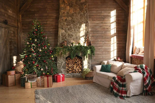 Süslü Noel Ağacı Şöminesiyle Şenlikli Bir Mekan — Stok fotoğraf