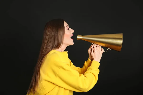 Jovem Mulher Com Megafone Fundo Preto — Fotografia de Stock